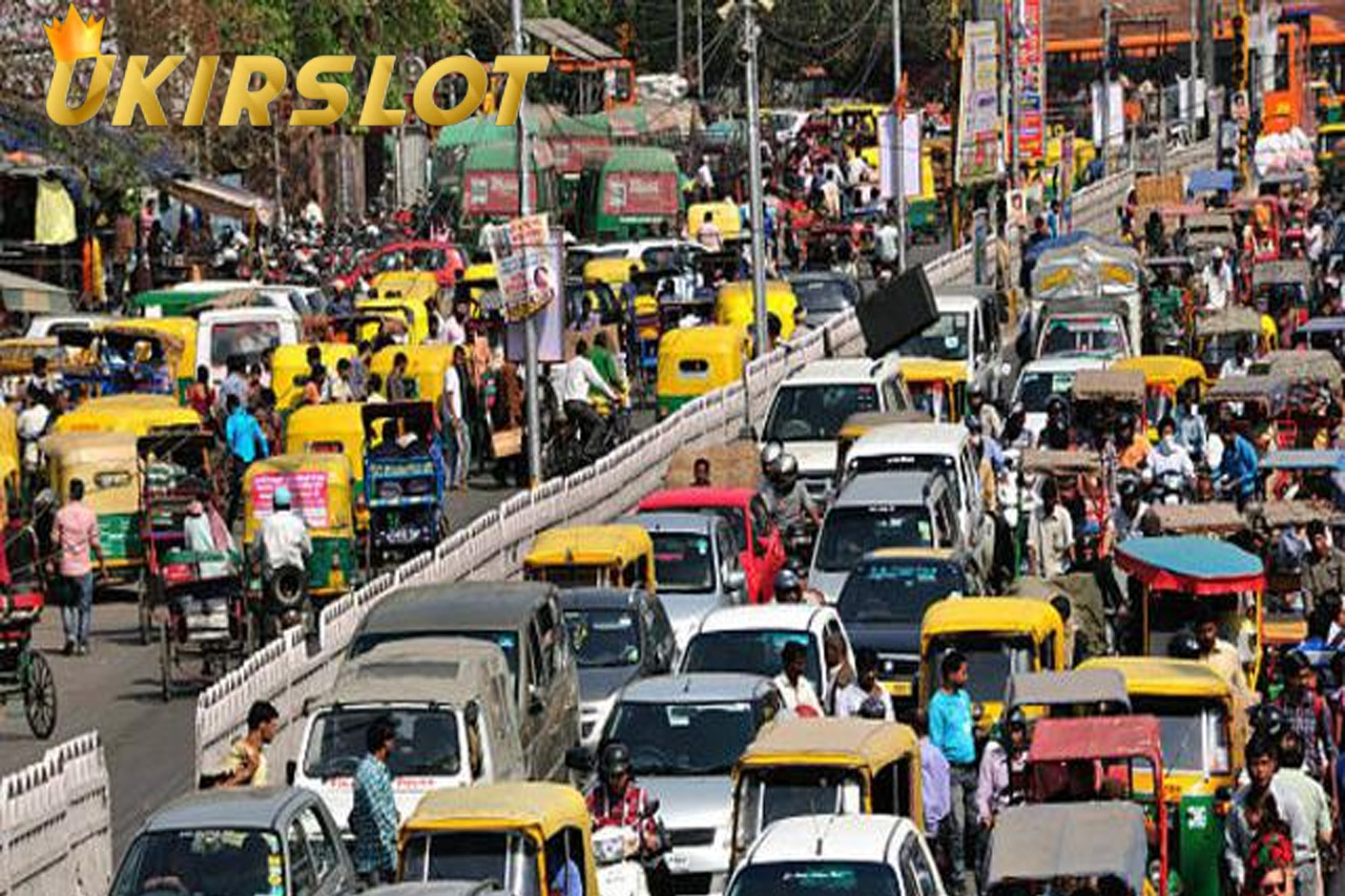 Viral Foto Perempuan India Diduga Nekat Buka Laptop dan Kerja di Ojol Saat Terjebak Macet