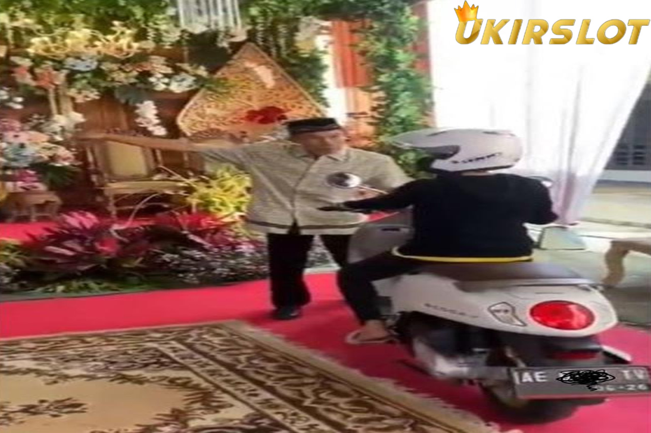 Viral Wanita Pengendara Motor Terobos Tenda Pernikahan, Bikin Pengantin Tertegun