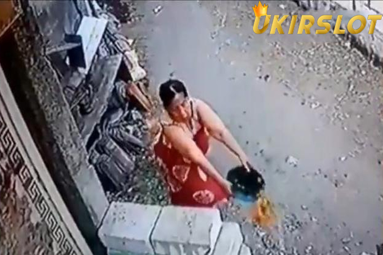 Viral Video Emak-Emak Siram Air Kencing ke Rumah Tetangga Agar Tak Betah, Warganet: Ikut Kesal Liat Muka si Ibu