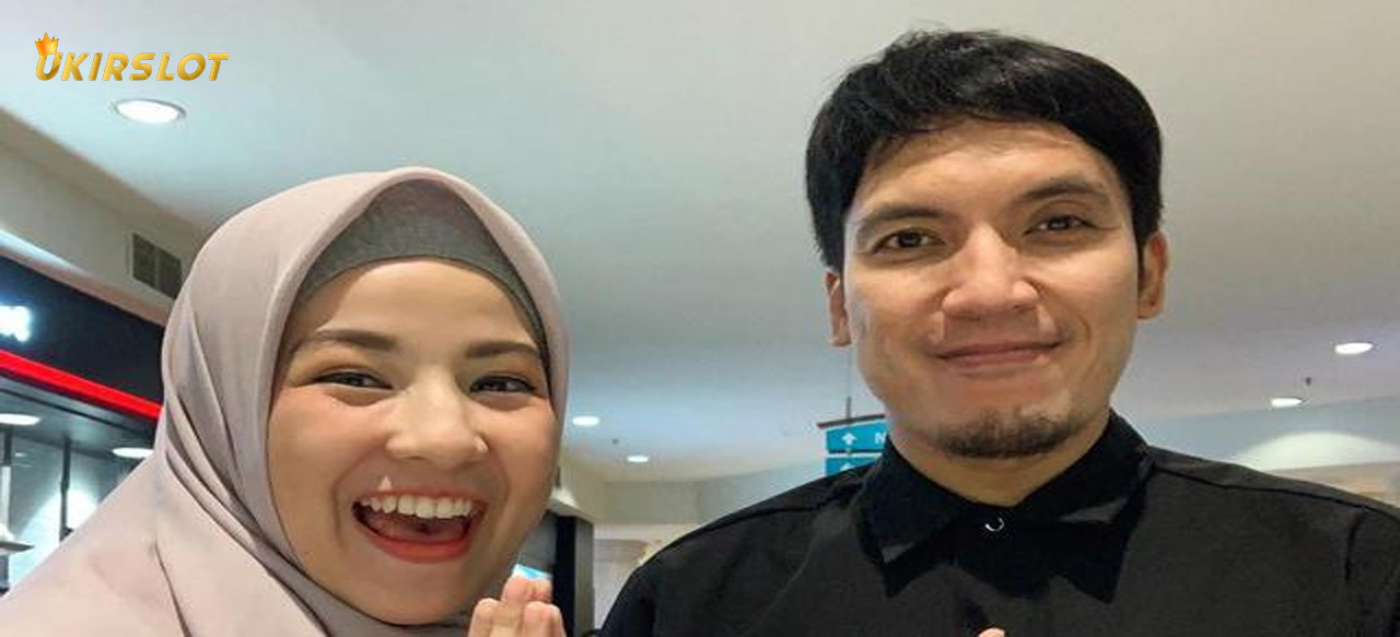 Viral Video Desta Jaga Natasha Rizky dari Kerumunan Wartawan di Pengadilan Agama, Bikin Warganet Terharu