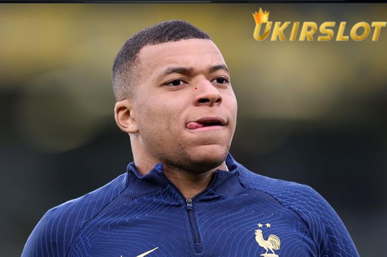 BURSA TRANSFER - Real Madrid Kosongkan Jersei Warisan Karim Benzema untuk Kylian Mbappe