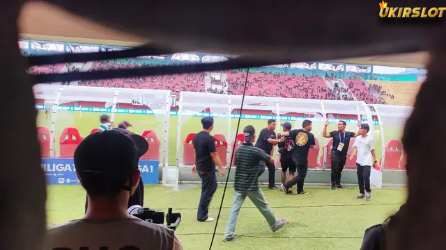 BRI Liga 1: Kalah Lagi, Suporter PSS Sleman Ngamuk Rusak Bench Pemain