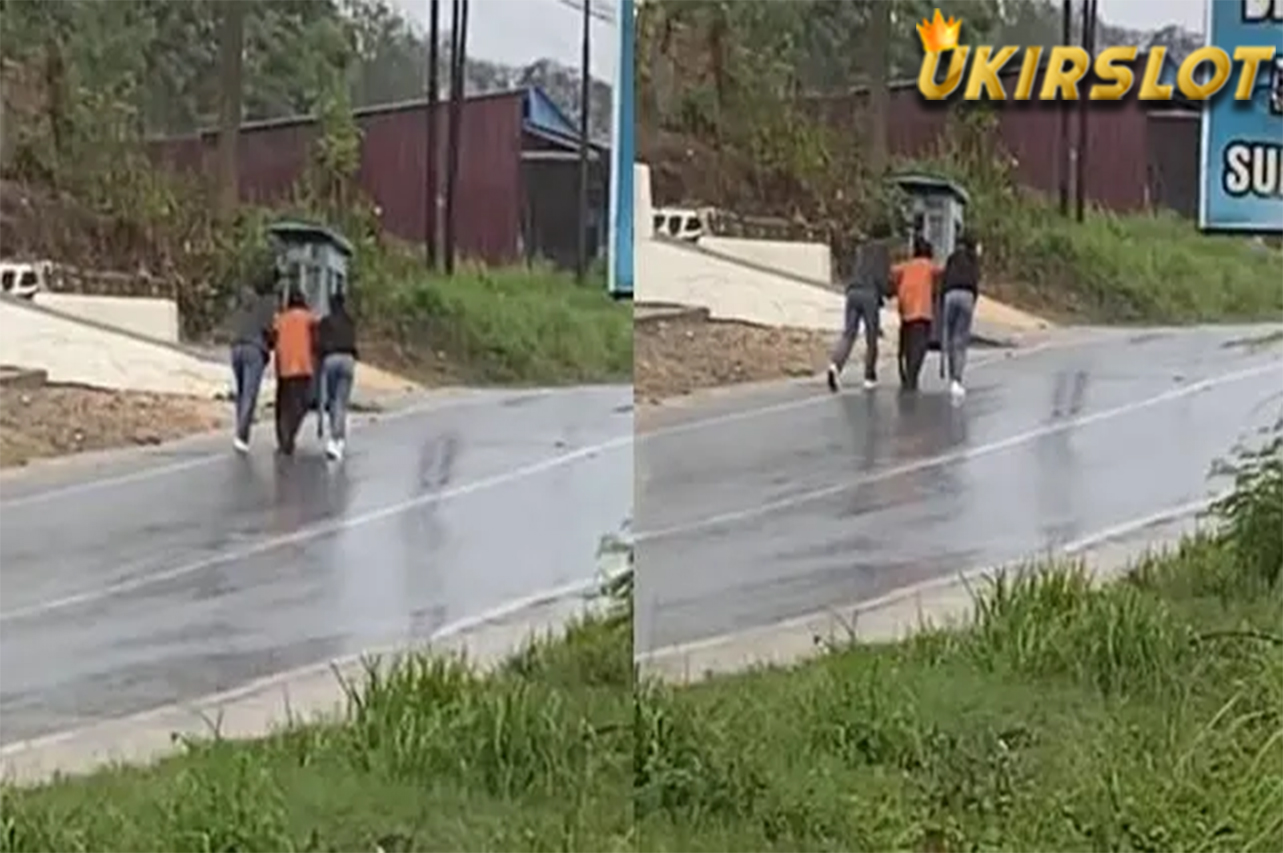 Viral Anak Sekolah Bantu Penjual Bakso Dorong Gerobak saat Hujan, Bikin Salut