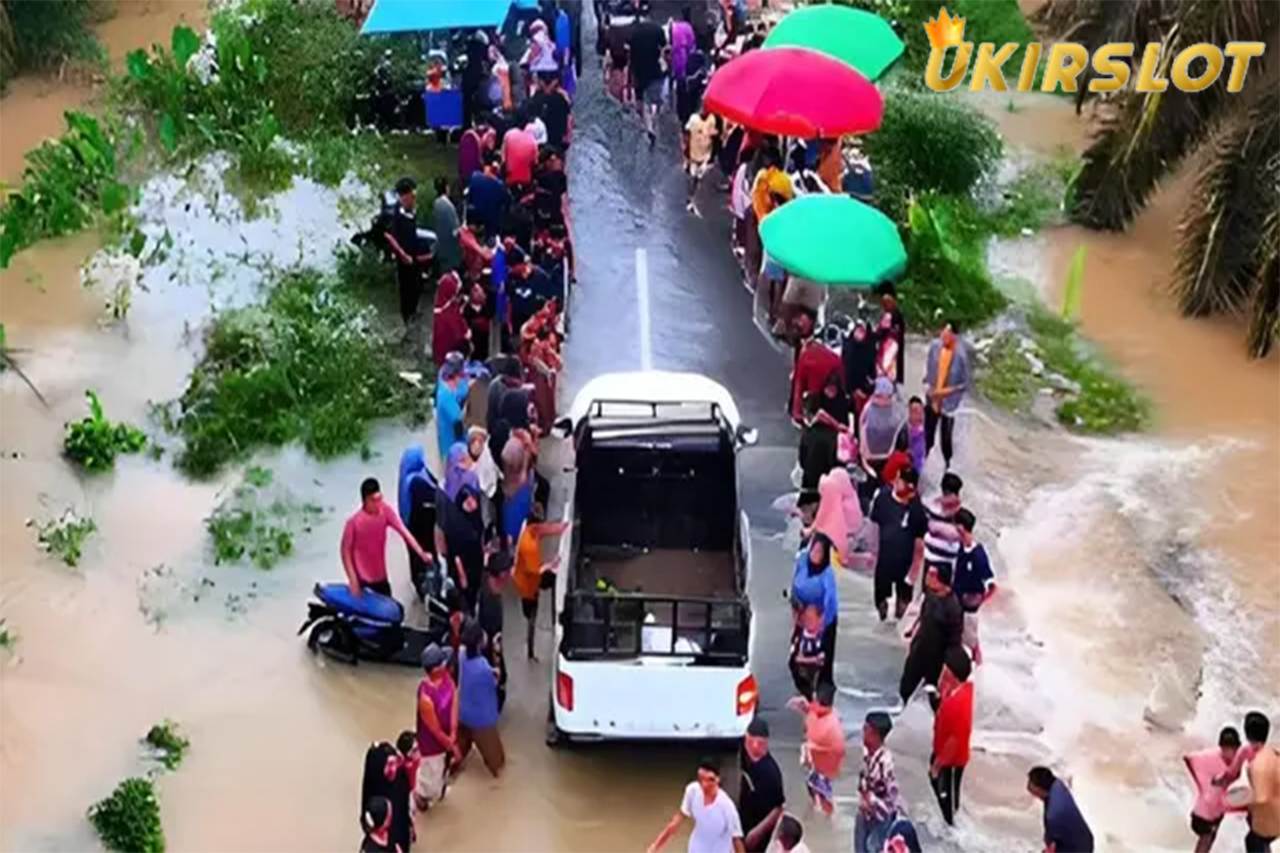 Jalan Tergenang Banjir Mendadak Jadi Lokasi Wisata, Netizen: Musibah Menjadi Berkah