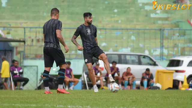 BRI Liga 1: Fernando Valente Eksperimen Lagi, Arema FC Pakai 2 Gelandang Asing Sebagai Stoper