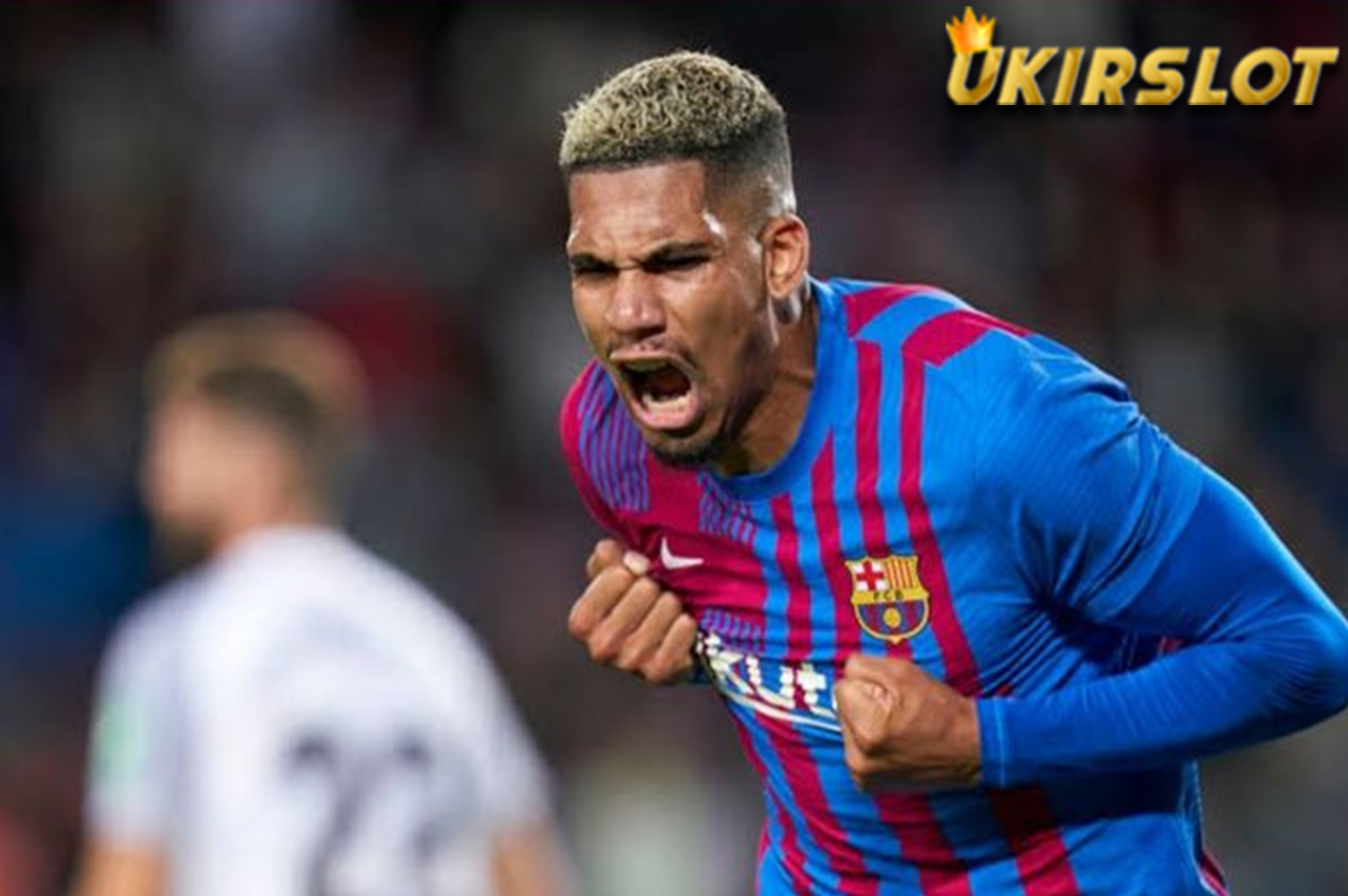 Dikaitkan dengan Man United, Bek Barcelona Bilang Begini