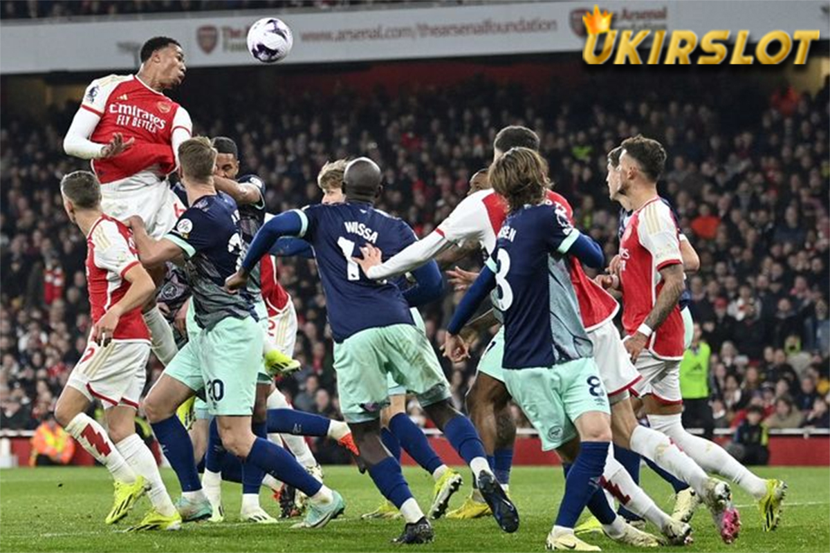 Hasil Liga Inggris - Berkat 2 Gol Tandukan, Arsenal Geser Liverpool dari Puncak