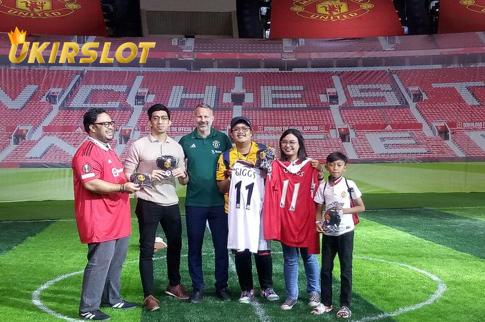 Winger legendaris Man United itu menyapa para penggemar di JCC Senayan, Jakarta, Sabtu (18/5/2024). Tak sekadar menyapa, Giggs juga ikut main