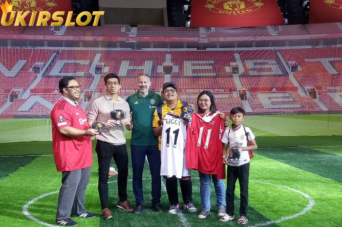 Legenda Man United Tebar Senyum ke Suporter Indonesia