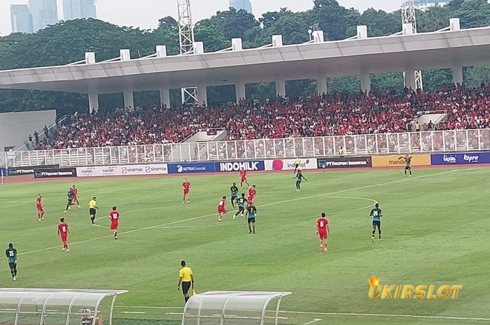 Suporter memang sangat antusias meski pertandingan antara timnas Indonesia Vs Tanzania ini bukan laga resmi.