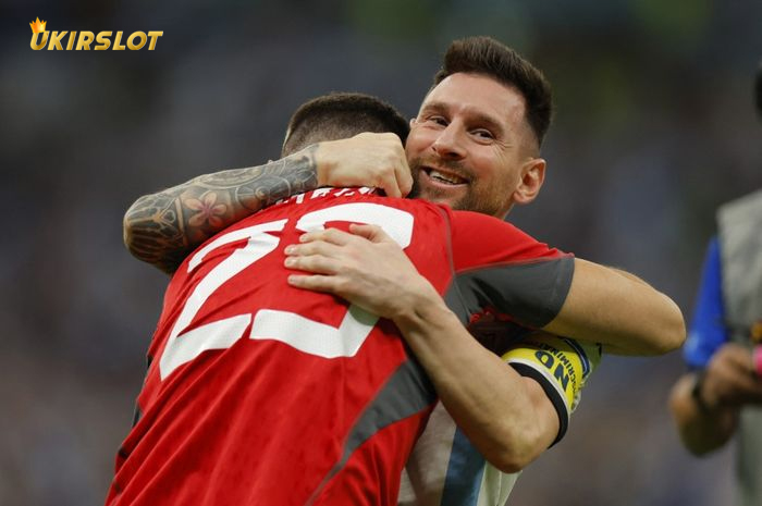 Emiliano Martinez rela untuk memberikan hidupnya kepada Lionel Messi karena satu hal yang sudah dilakukan oleh La Pulga.