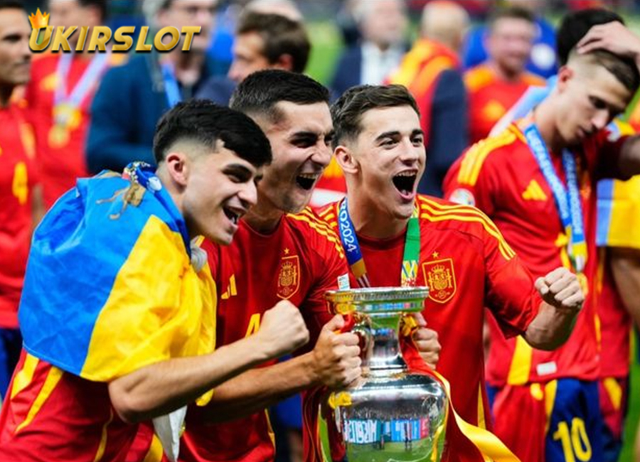 EURO 2024 - Gelandang Mungil Barcelona Ikutan Nimbrung Perayaan Juara Timnas Spanyol