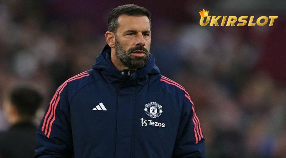 Demi Bertahan di Man United, Van Nistelrooy Rela Jadi Bawahan Ruben Amorim