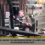 Video Viral Bapak Tua Bersihkan Mobil di Lampu Merah Saat Hujan Bikin Patah Hati