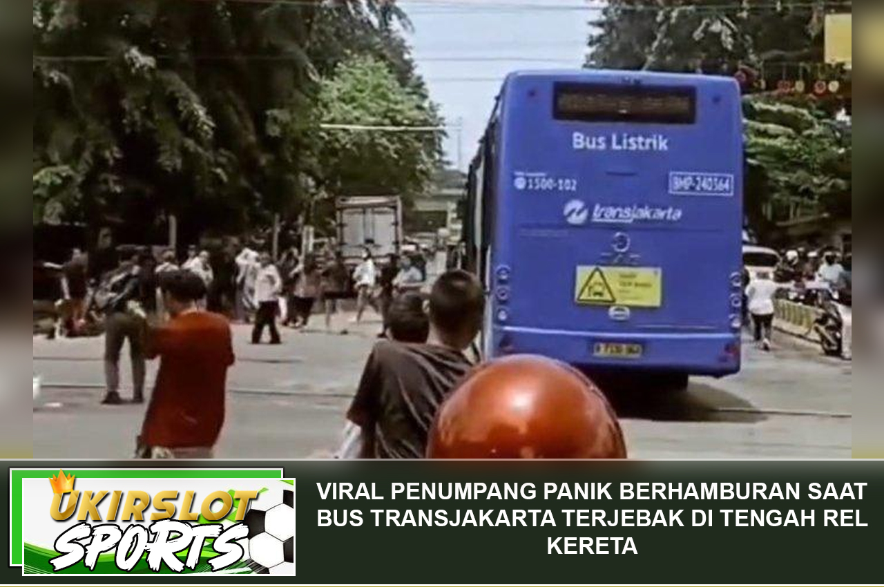 Viral Penumpang Panik Berhamburan saat Bus Transjakarta Terjebak di Tengah Rel Kereta