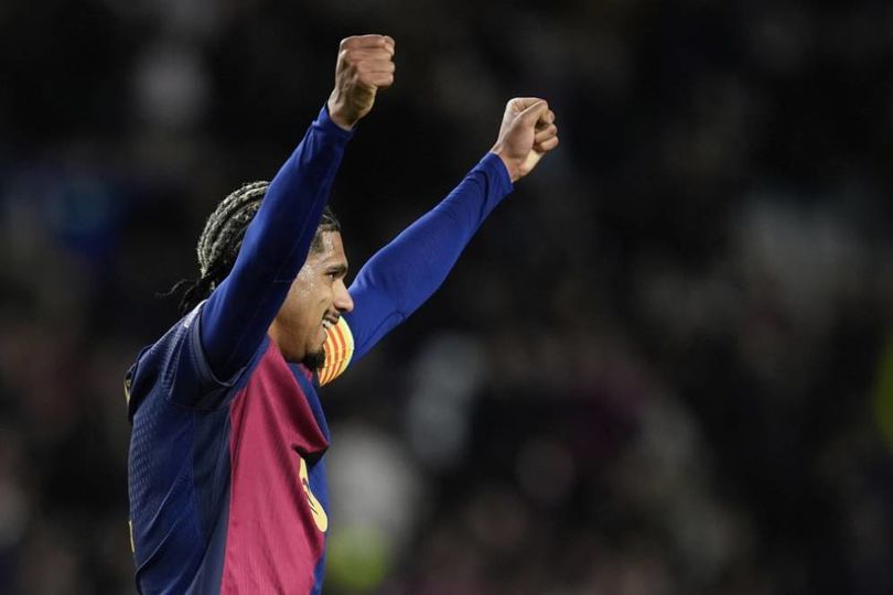 Tidak Dijual, Hansi Flick Pastikan Ronald Araujo Masih Masuk Proyeksi Barcelona